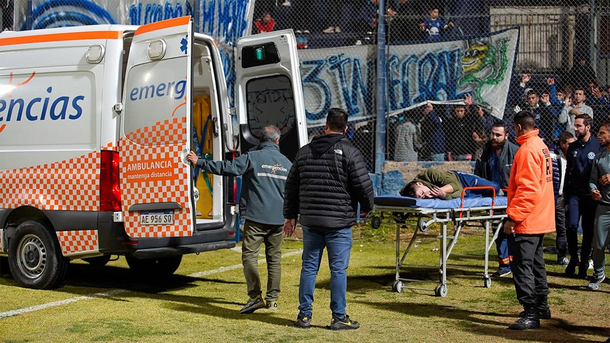 Un hincha de Independiente Rivadavia fue trasladado en ambulancia tras su caída.