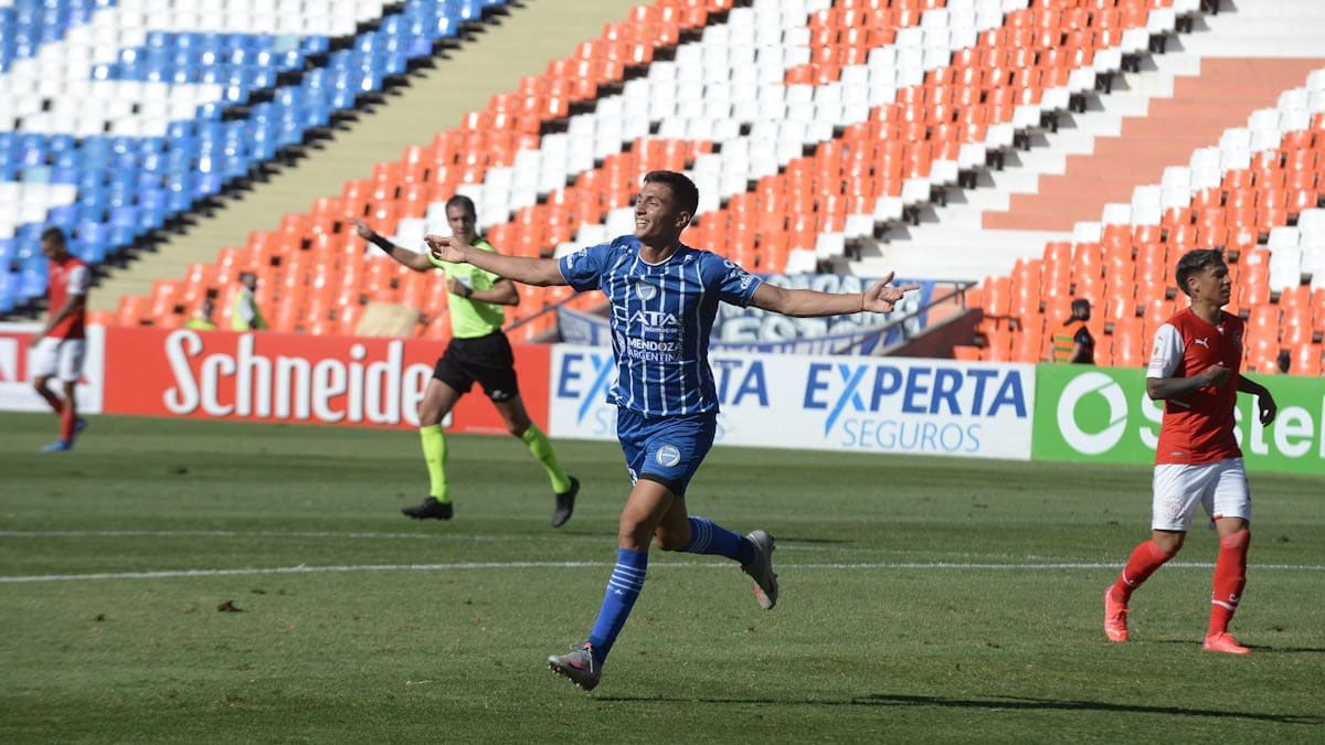 Ezequiel Bullaude grita uno de sus goles ante Independiente de Avellaneda.