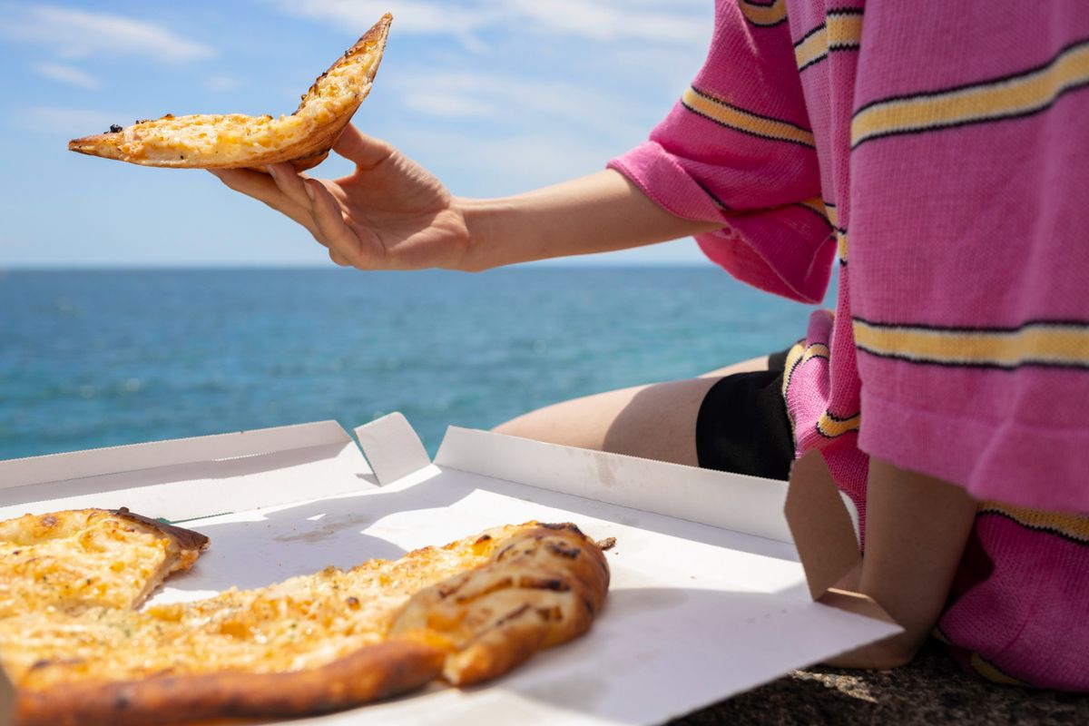 ¿Cuánto cuesta comer en la playa? Imagen: Freepik ¿Cuánto cuesta comer en la playa? Imagen: Freepik