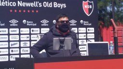 Burgos aseguró que Newells es Europa y se le cayó un cartel en la cabeza