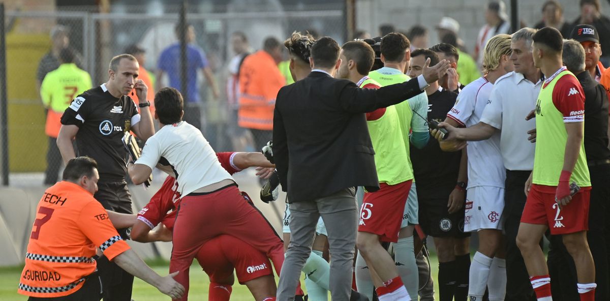 La bronca de Huracán contra el árbitro que amenazó a Kudelka de romperlo todo