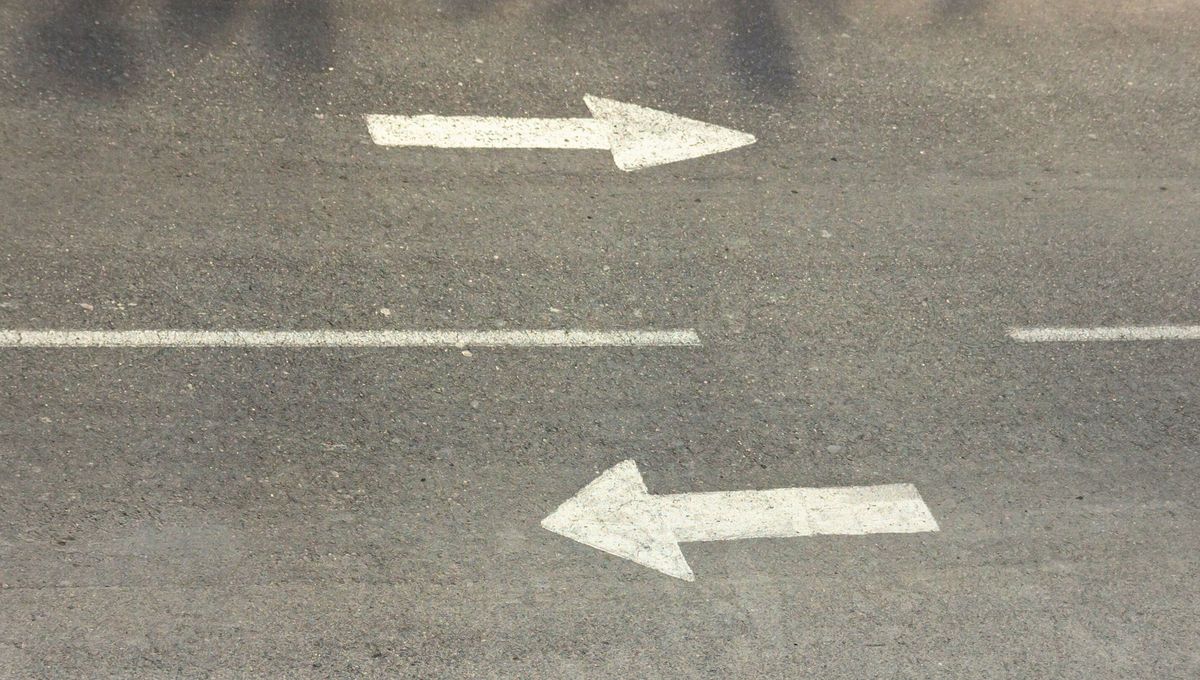 Estas flechas indican como debe continuar el conductor por la calle. Estas flechas indican como debe continuar el conductor por la calle.