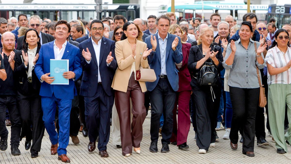 Rumbo a Plaza de Mayo. Allí va Destéfanios y, a su izquierda, Gabriel Katopodis.