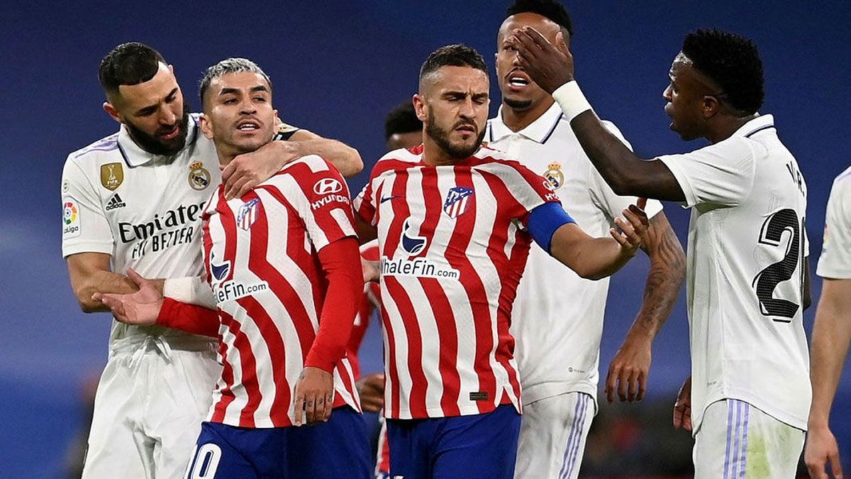 Ángel Correa, del Atlético de Madrid, es controlado por Karim Benzema, del Real Madrid.