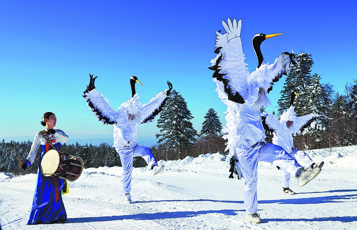Artistas presentan la “danza de la grulla” al pie de la montaña Changbai, en Yanbian, provincia de Jilin. ZHANG LEI / PARA CHINA DAILY.