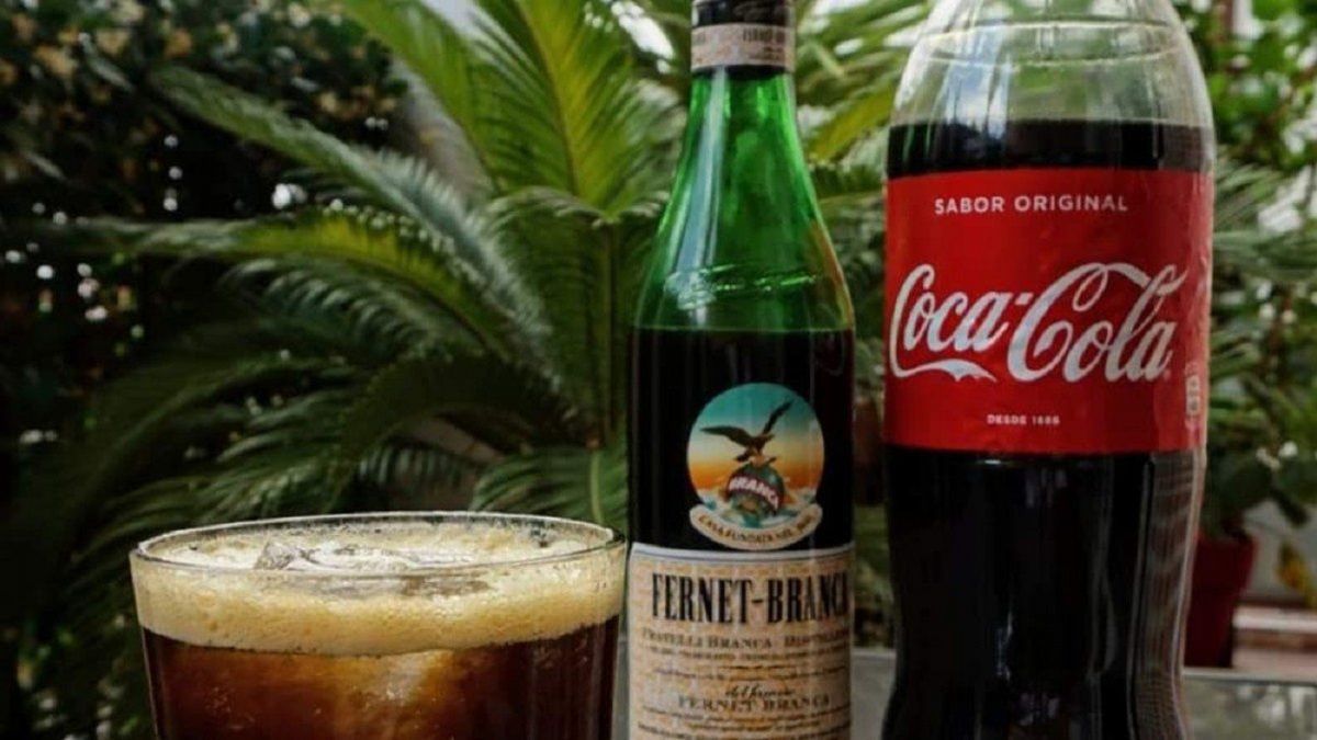 Fernet con coca, un clásico entre los tragos argentinos. Fernet con coca, un clásico entre los tragos argentinos.