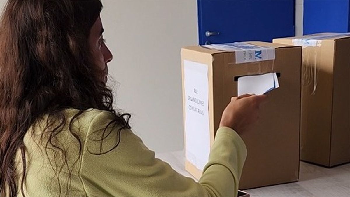Una vecina de Maipú durante la votación.