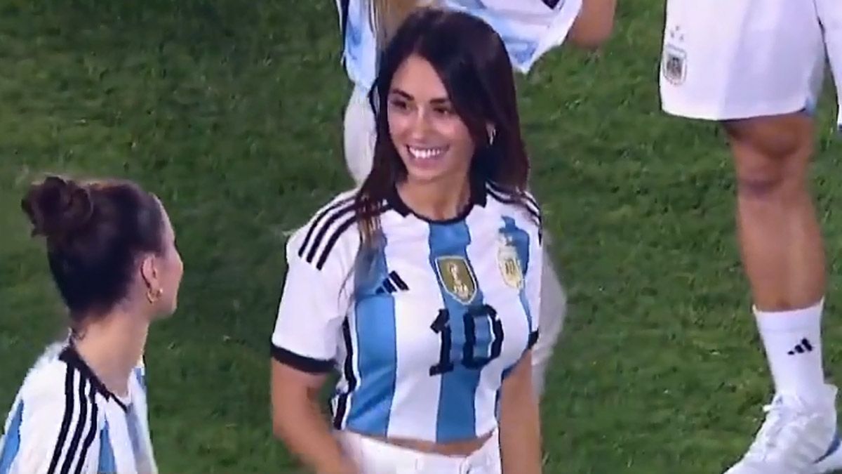Antonela Roccuzzo y Tini Stoessel se mostraron muy compinches en la celebración de la Selección argentina.