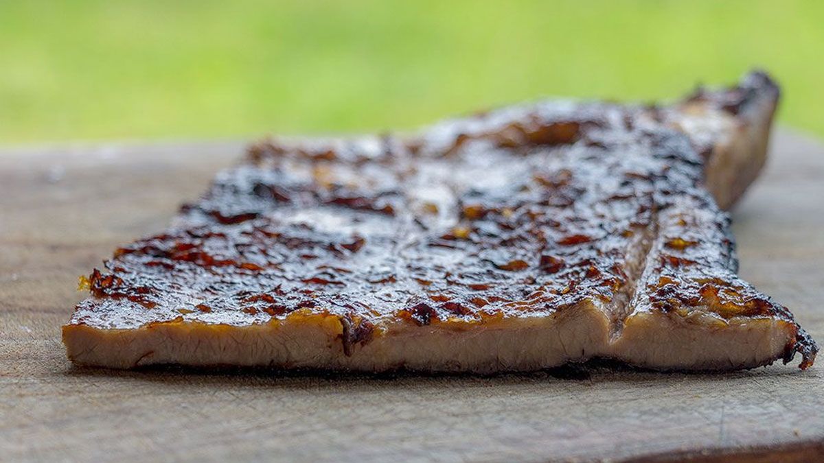 El matambre se puede tiernizar de varias maneras para el asado, pero resulta mejor hacerlo con leche.
