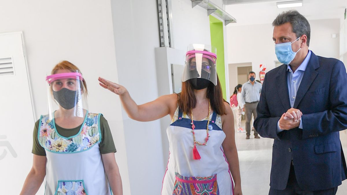 Massa formuló estos conceptos durante una recorrida junto al intendente Juan Andreotti para inaugurar la renovación de la Escuela Primaria N°36 del municipio bonaerense de San Fernando.