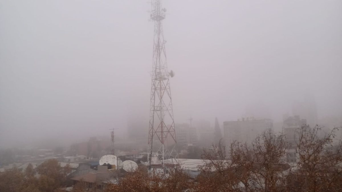 Así amaneció Mendoza en la mañana de este jueves, envuelta en una intensa neblina. Foto: Matías Pascualetti