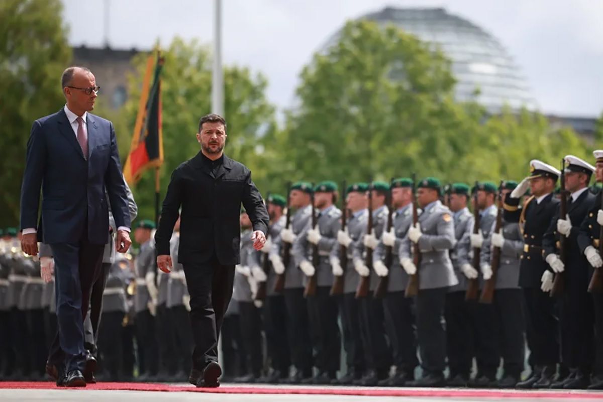Merz y Volodimir Zelenski  pasan revista a una guardia de honor en Berlín. Crédito: EFE/EPA/Clemens Bilan.