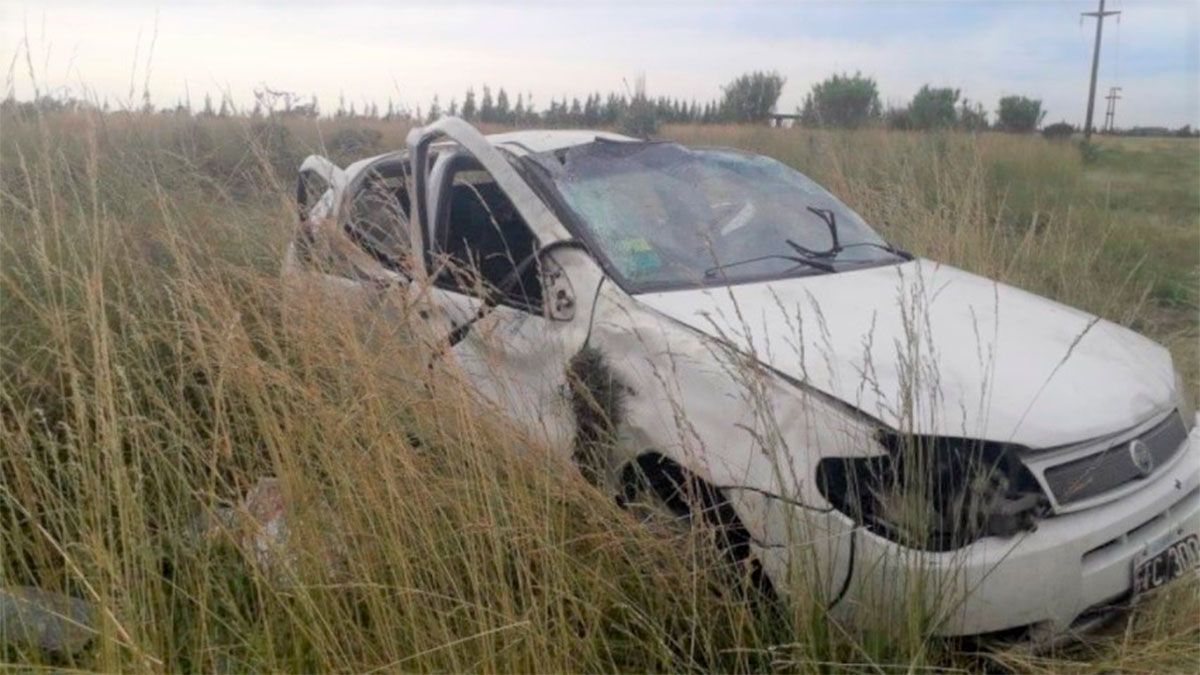 El conductor de un auto Fiat Palio perdió el control y el vehículo dio varios tumbos