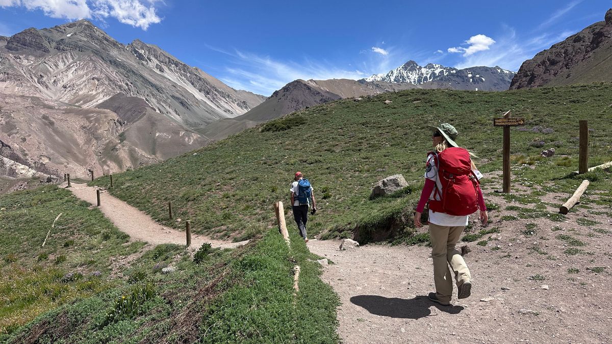 Felicitas Oyhenart y Atilio Spinello, en equipo de Mulas de El Siete, continúa en Las Cuevas. Felicitas Oyhenart y Atilio Spinello, en equipo de Mulas de El Siete, continúa en Las Cuevas.