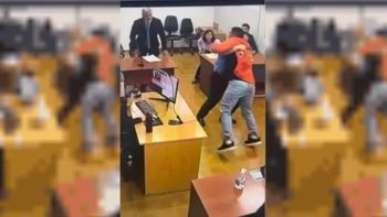 Video: un preso intentó golpear a un fiscal en pleno juicio