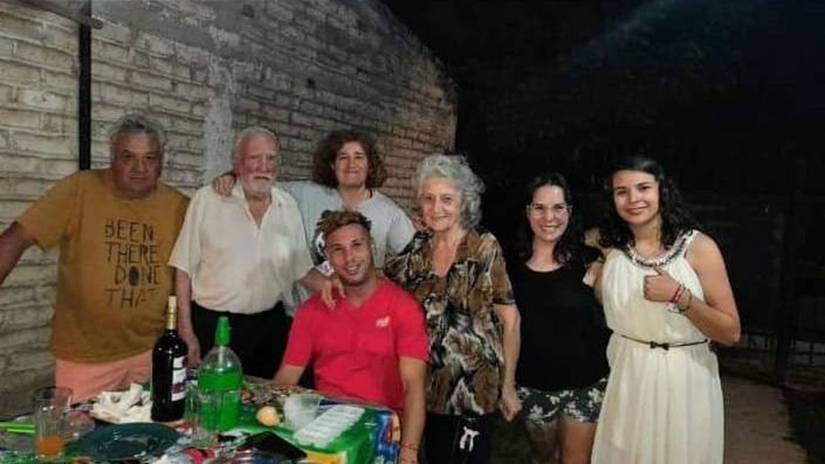Maia (arriba, al centro) junto a sus padres, hermano y sobrinos. Es soltera y ama lo artesanal, por eso se volcó a la albañilería. Maia (arriba, al centro) junto a sus padres, hermano y sobrinos. Es soltera y ama lo artesanal, por eso se volcó a la albañilería.