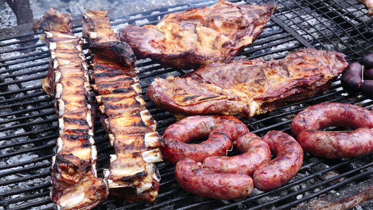El asado argentino puede llevar los más variados cortes de carne