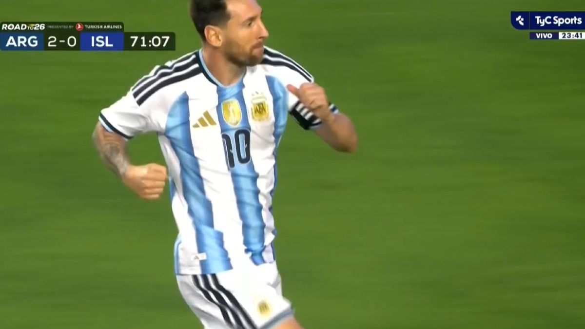 Messi ingreso en el complemento, y antes del minutos de juego generó una jugada que terminó en penal y que él mismo convirtió para el 2 a 0 de la Selección Argentina sobre Islandia.
