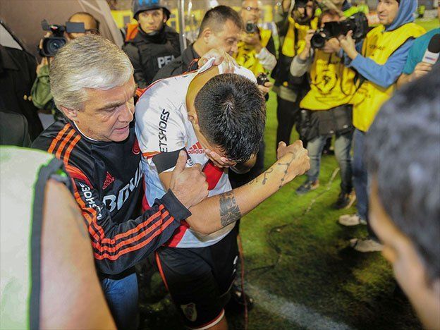 Vergüenza: Boca- River, suspendido por agresión a futbolistas millonarios