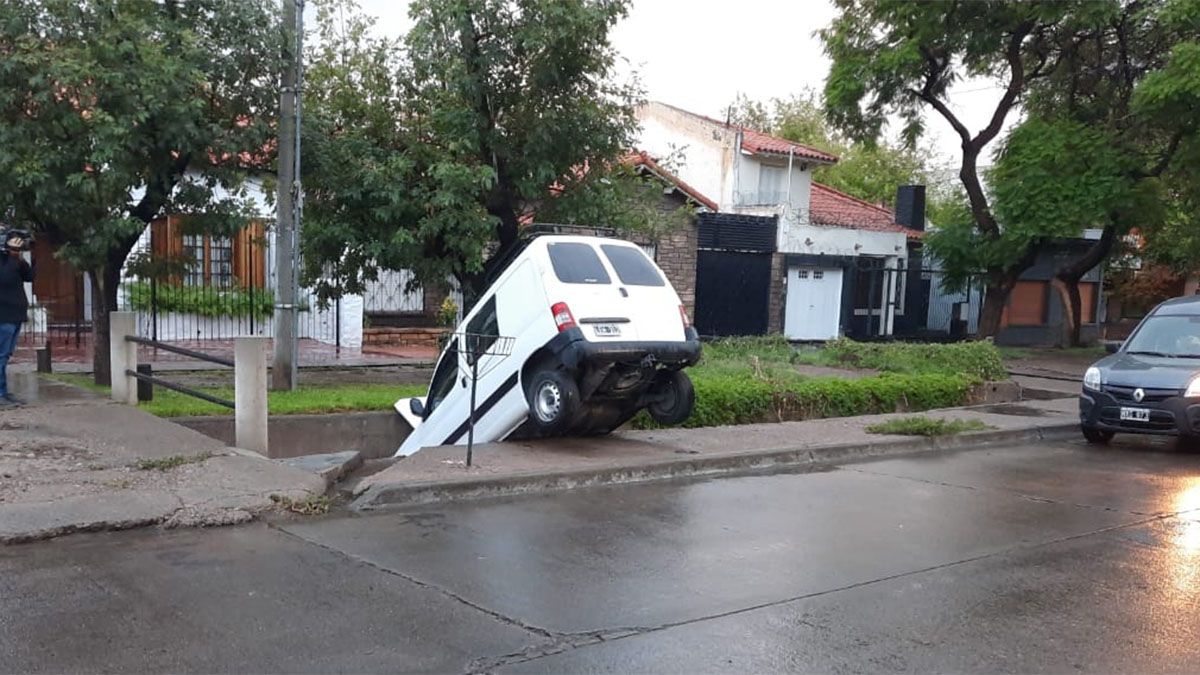 Impresionante: así quedó una camioneta metida en un zanjón