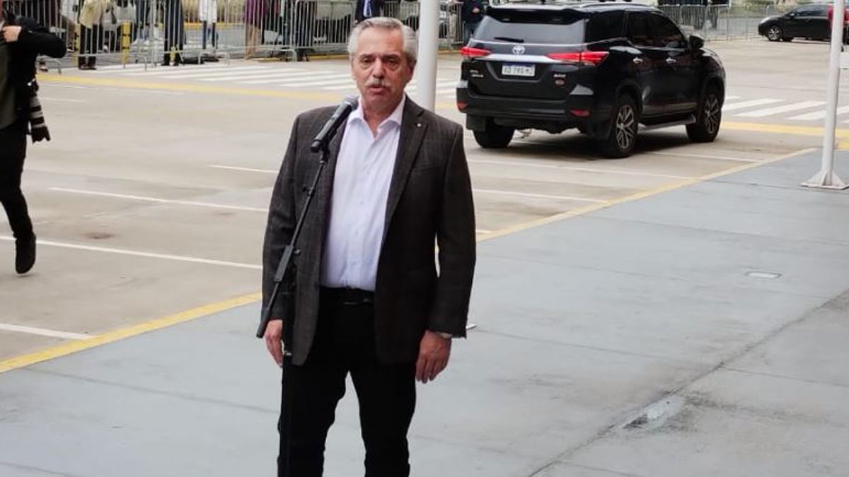 Un presidente de salida, enojado y apurado. Asì se lo vio al presidente Alberto Fernández cuando concurrió a votar Un presidente de salida, enojado y apurado. Asì se lo vio al presidente Alberto Fernández cuando concurrió a votar