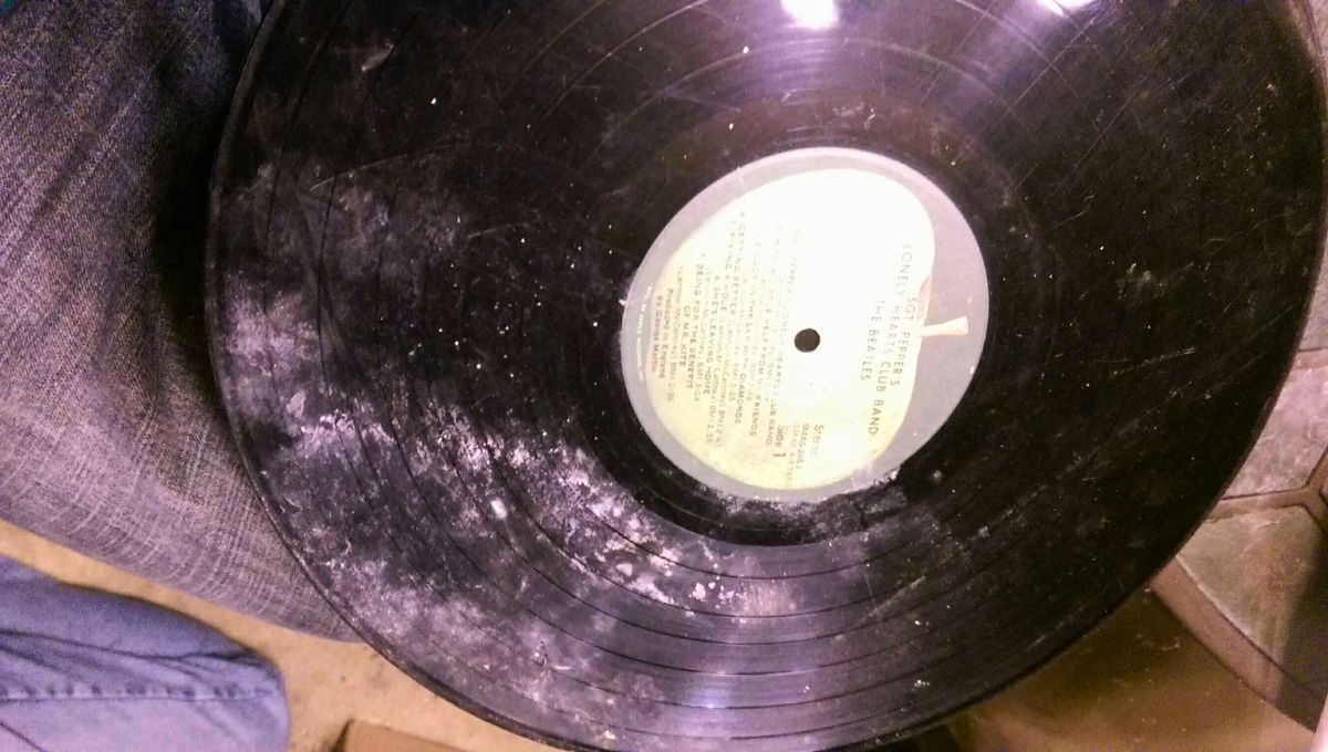 Cómo limpiar un vinilo viejo y usado: el paso a paso que nunca falla