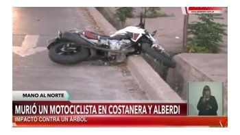 Un motociclista murió al chocar contra un árbol y su acompañante fue internado