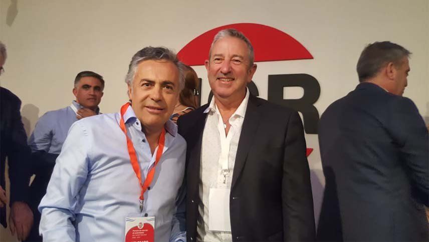 Julio Cobos es, a sus 70 años, uno de esos radicales que quiere seguir con las botas puestas para poder retirarse dentro del partido que creó Leandro N. Alem. En la foto, junto a Alfredo Cornejo.