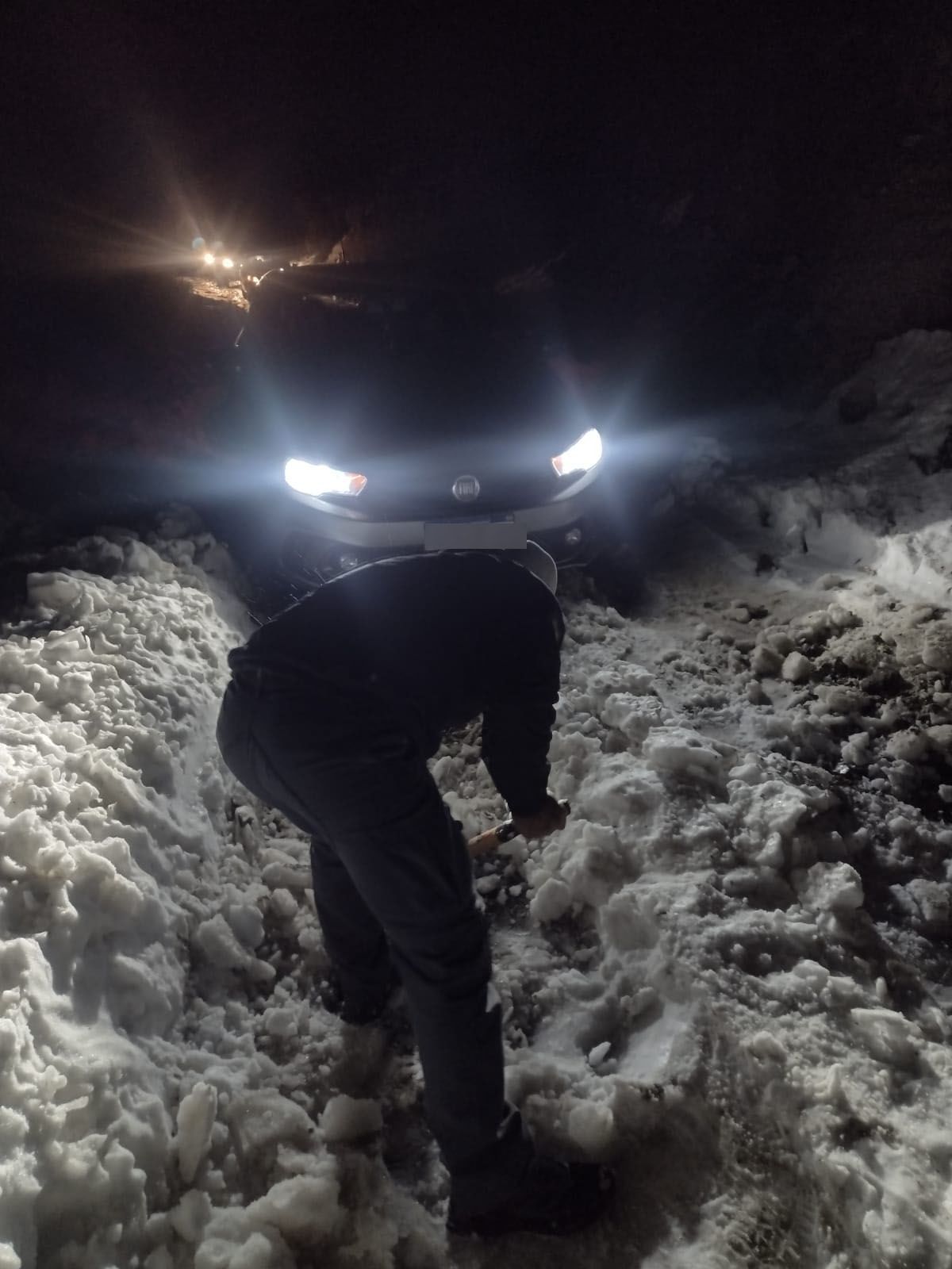 La Patrulla de Rescate auxilió a 10 personas que quedaron varadas por la nieve en sus autos camino a Villavicencio. La Patrulla de Rescate auxilió a 10 personas que quedaron varadas por la nieve en sus autos camino a Villavicencio.