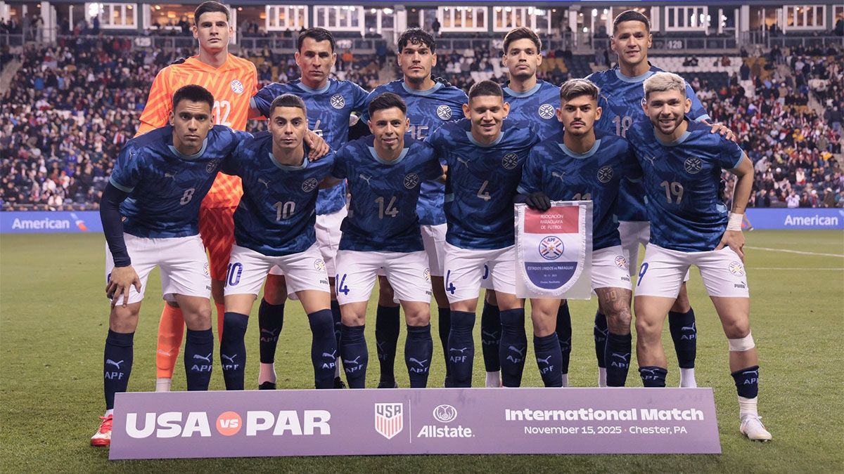 &Aacute;lex Arce fue titular en Paraguay. Es el &uacute;ltimo de la fila de arriba.