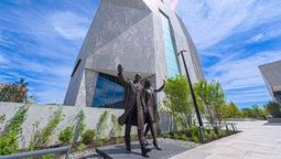 La arquitectura integra naturaleza, cultura y educación, con senderos, plazas y áreas verdes que articulan los distintos edificios del campus.