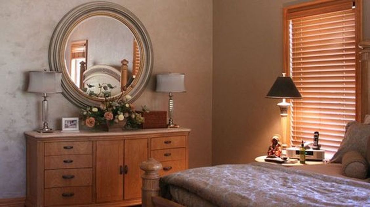 Los espejos en la habitación pueden generar un exceso de energía yang. Los espejos en la habitación pueden generar un exceso de energía yang.