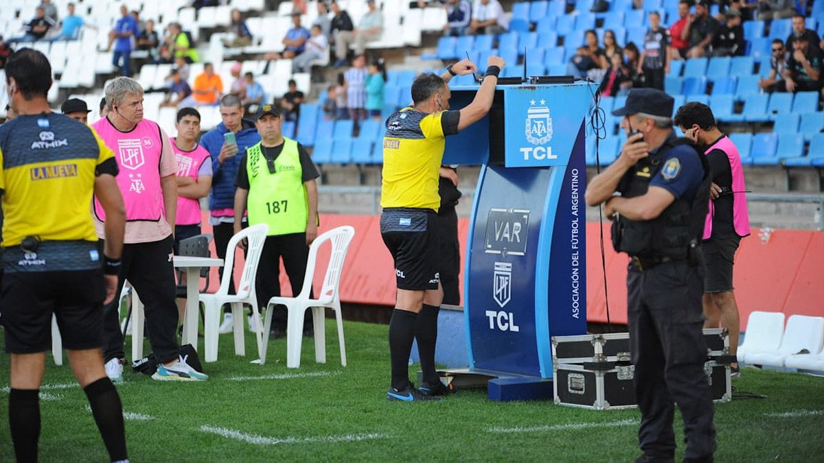 Silvio Trucco chequea el VAR en el partido entre Godoy Cruz y San Lorenzo. Foto: Martín Pravata (UNO).