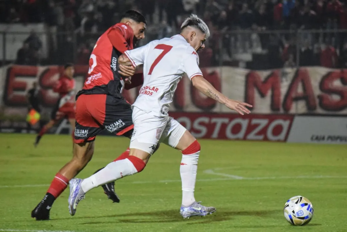 Franco García lucha la tenencia de la pelota con Aron Agüero. Este fue el último partido entre el Cruzado y el Santo en Tucumán, el 20 de agosto del año pasado.