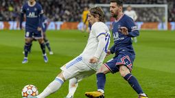 Modric, del Real Madrid, maneja la pelota y lo marca Messi.