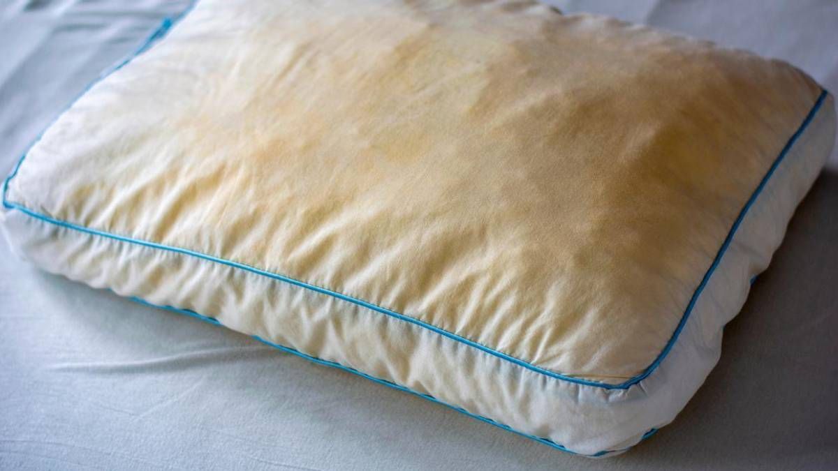 Dile adiós a las manchas amarillas de las almohadas en solo 15 minutos