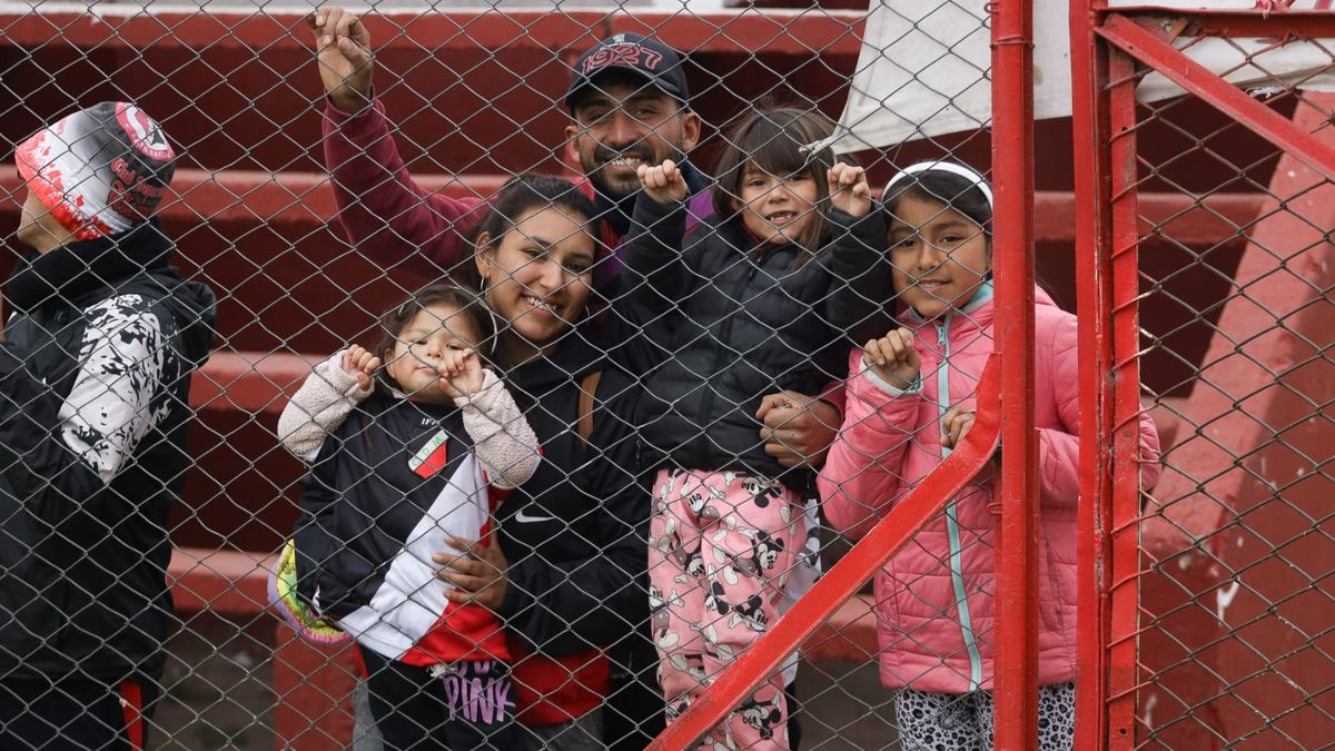 Familias del Cruzado alentado al equipo. Familias del Cruzado alentado al equipo.