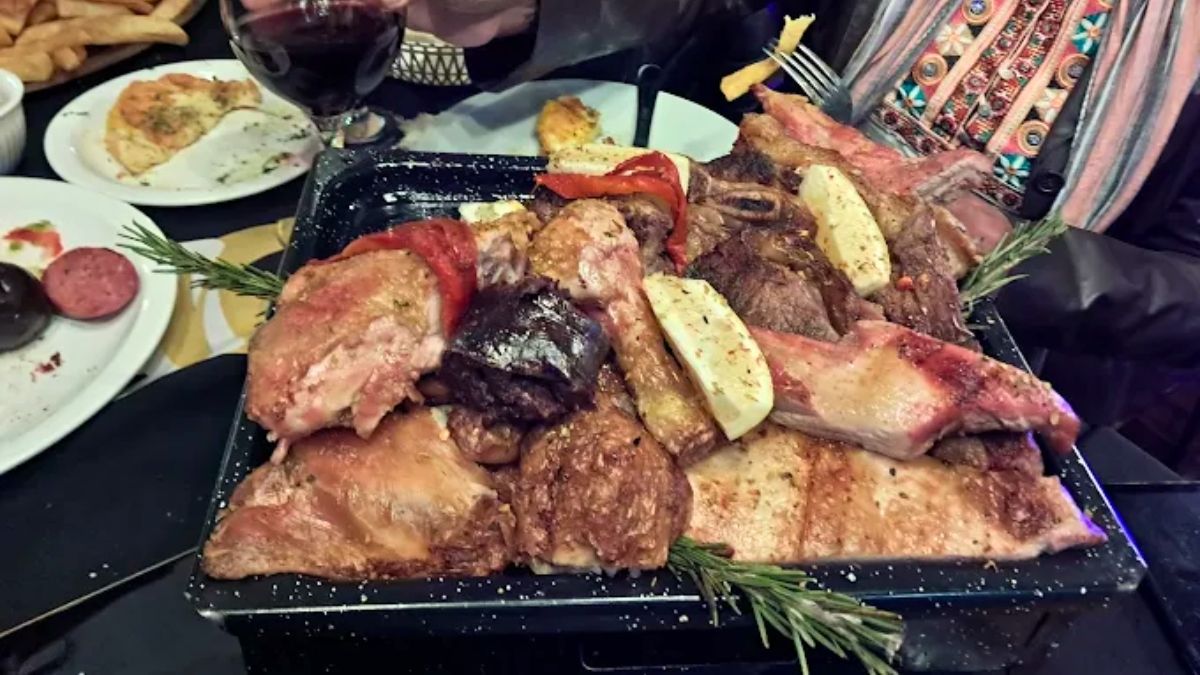 La parrillada es una especialidad en este bodegón. La parrillada es una especialidad en este bodegón.