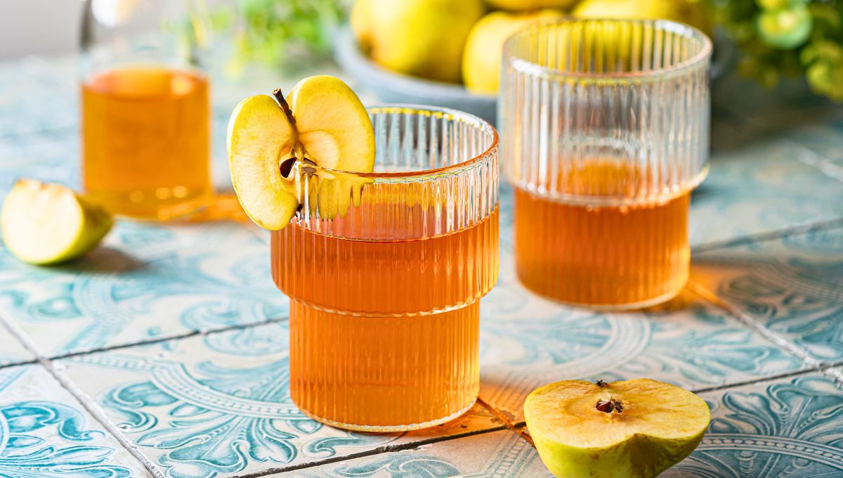 El vinagre de manzana se obtiene por fermentación natural de cáscaras y partes de la manzana que entran en descomposición por acción de bacterias. 