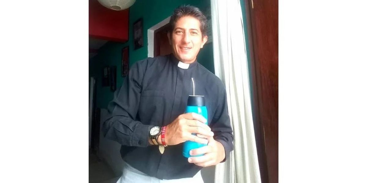 Juan Eduardo Jotayan, el cura salteño que se defendió de un ladrón en una feroz pelea. Juan Eduardo Jotayan, el cura salteño que se defendió de un ladrón en una feroz pelea.