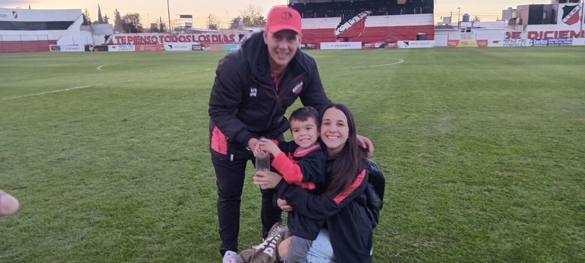 Luis García en el final del partido junto a su esposa Florencia y su hijo Mateo. Luis García en el final del partido junto a su esposa Florencia y su hijo Mateo.