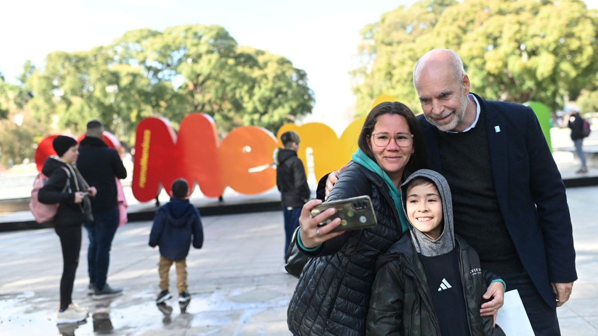 Horacio Rodríguez Larreta accedió a una selfie con dos admiradores mendocinos en la plaza Independencia.