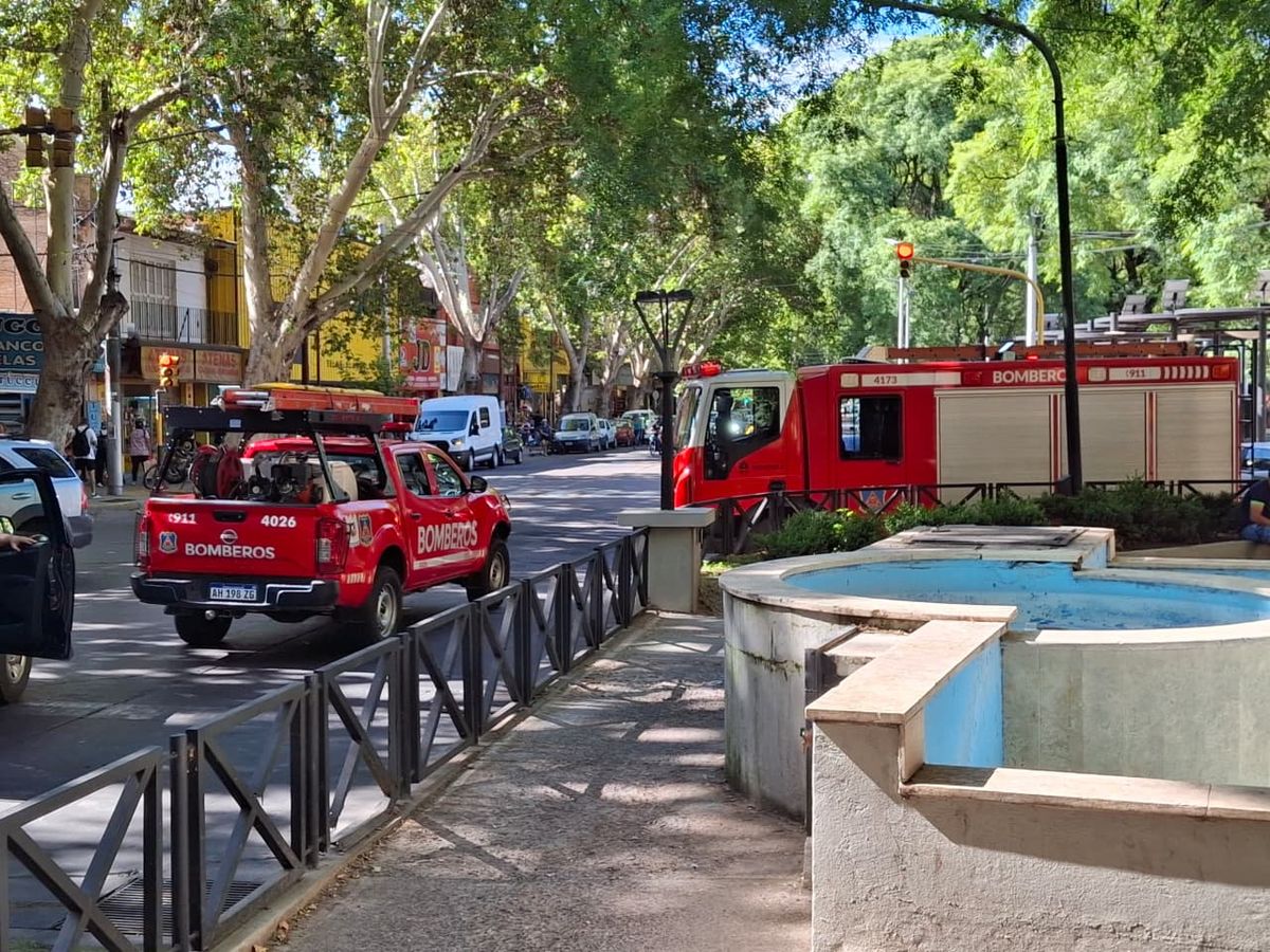 Bomberos trabajaron en la zona junto a la Polic&iacute;a.
