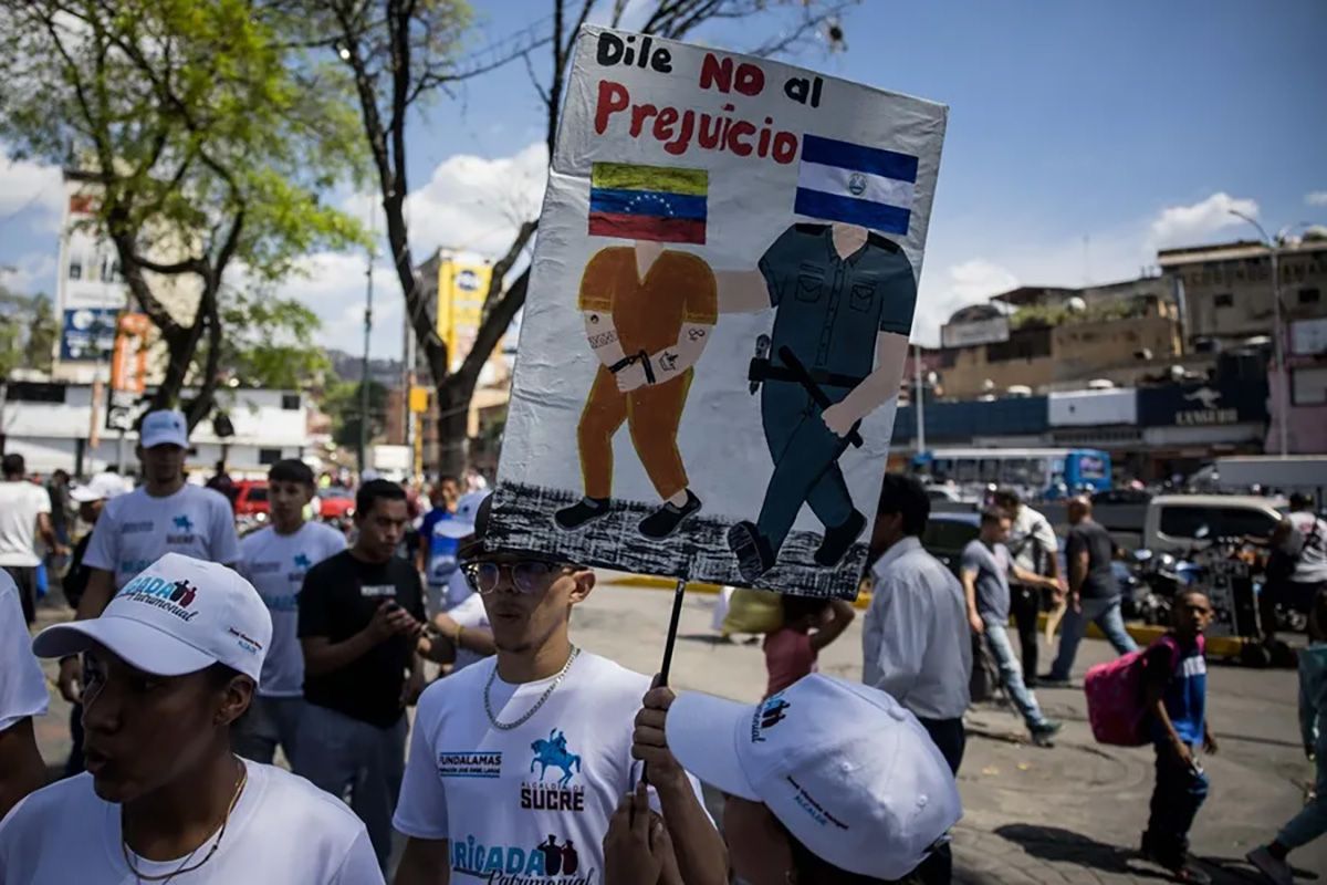 La jueza falló en contra de deportar a 100 personas a El Salvador. Personas sostienen carteles durante la recolección de firmas en apoyo a sus compatriotas migrantes deportados desde Estados Unidos a El Salvador en Caracas (Venezuela). Crédito: EFE/ Miguel Gutiérrez.