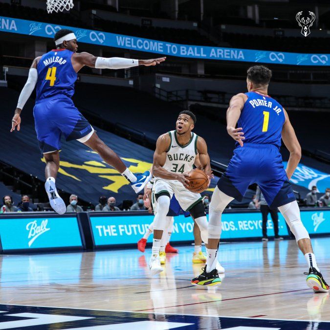 Antetokoumpo fue la figura de Milwaukee ante Denver Nuggets.