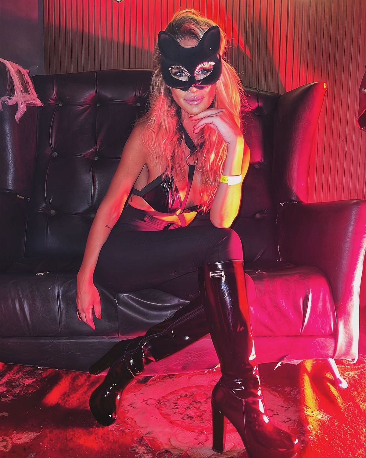 A sus 44 años, Sabrina Rojas estrena pantaloncitos látex ultra XS y paraliza Halloween. A sus 44 años, Sabrina Rojas estrena pantaloncitos látex ultra XS y paraliza Halloween.