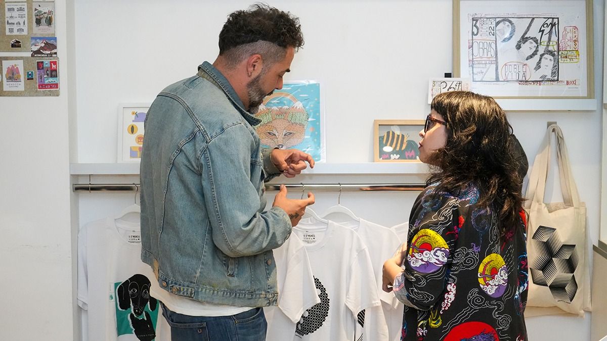 Dibujos, libros y obras en pequeño formato se exhiben y se venden en la tienda del Museo Municipal de Arte Moderno. Dibujos, libros y obras en pequeño formato se exhiben y se venden en la tienda del Museo Municipal de Arte Moderno.