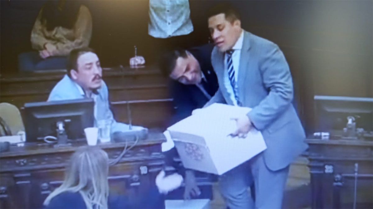 Las cajas a poco de ingresar a la sala. La respuesta oficial fue duramente cuestionada por el Frente de Todos.