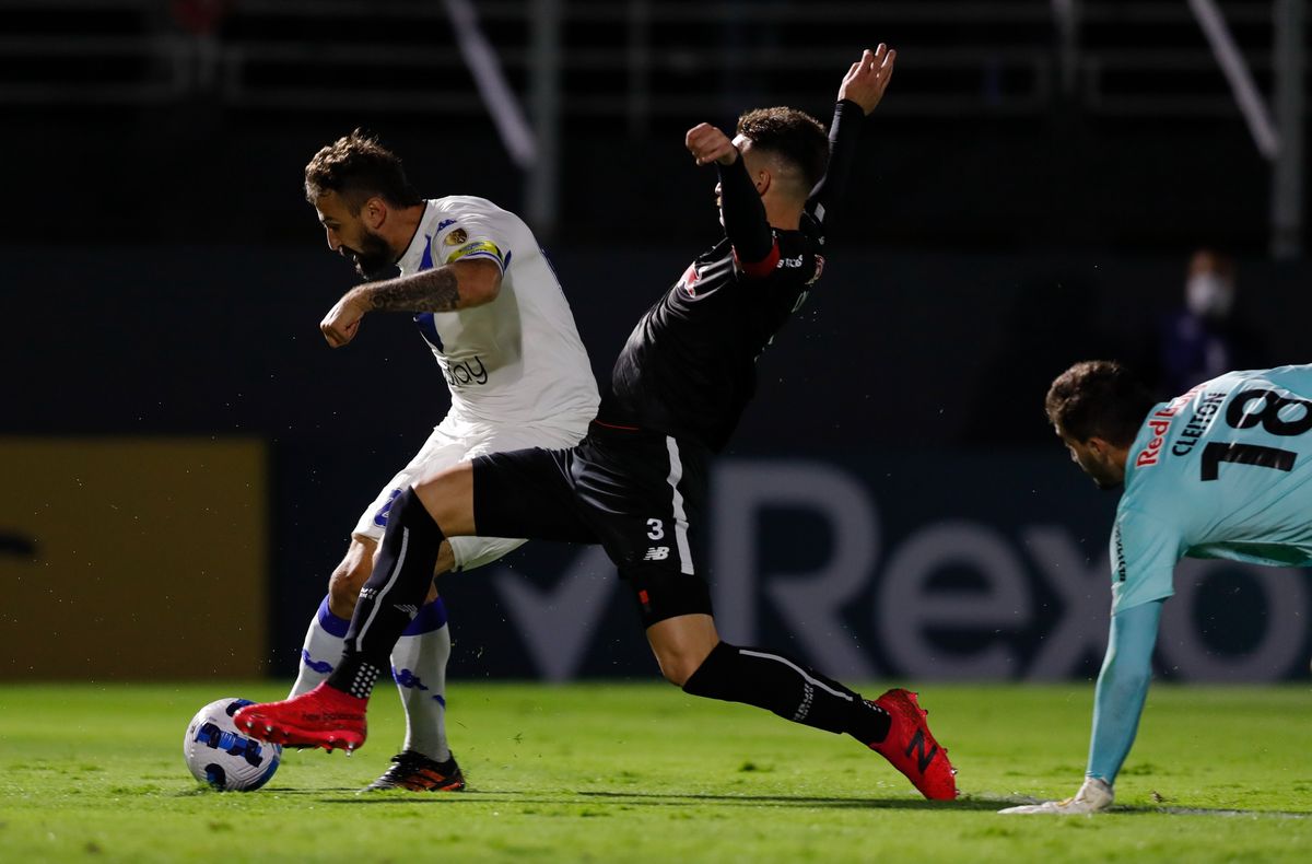 El Oso Pratto hizo el gol de Vélez que ayudó a Estudiantes a avanzar en la Copa Libertadores
