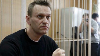 Alexei Navalny, el opositor a Vladimir Putin, denunció que tiene fiebre y tos, y reclamó la presencia de un médico de su confianza